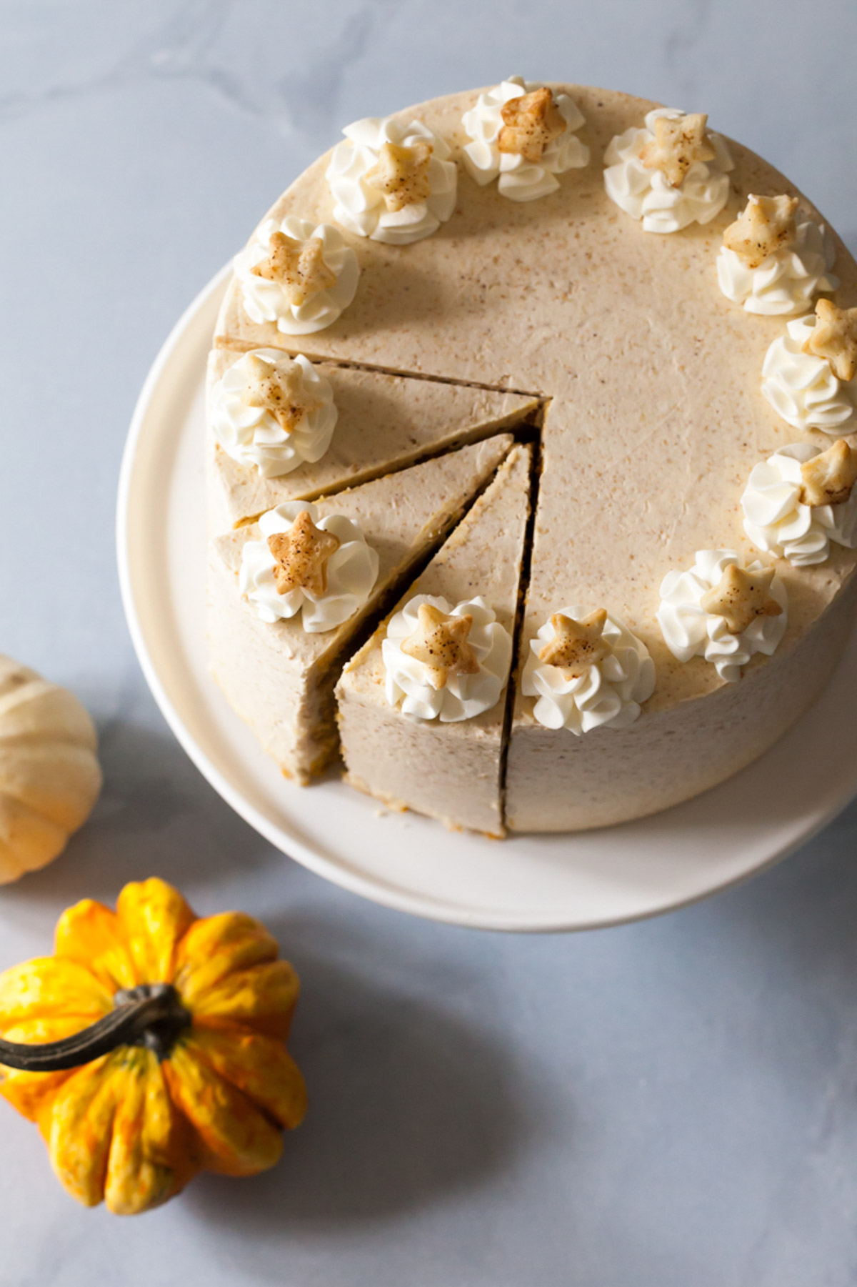 A pumpkin pie cake that has been sliced