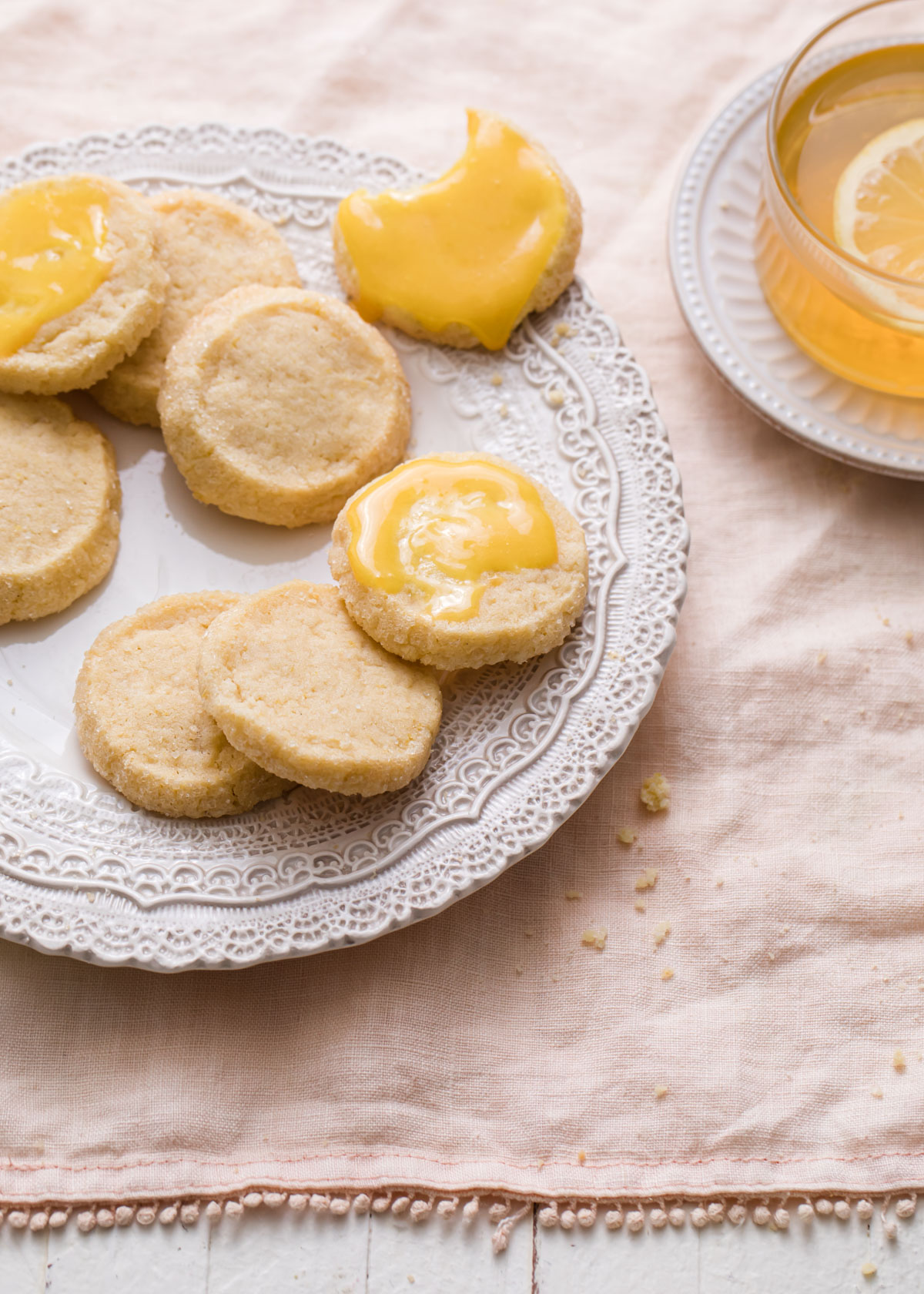 Shortbread cookies with lemon curd spread on top