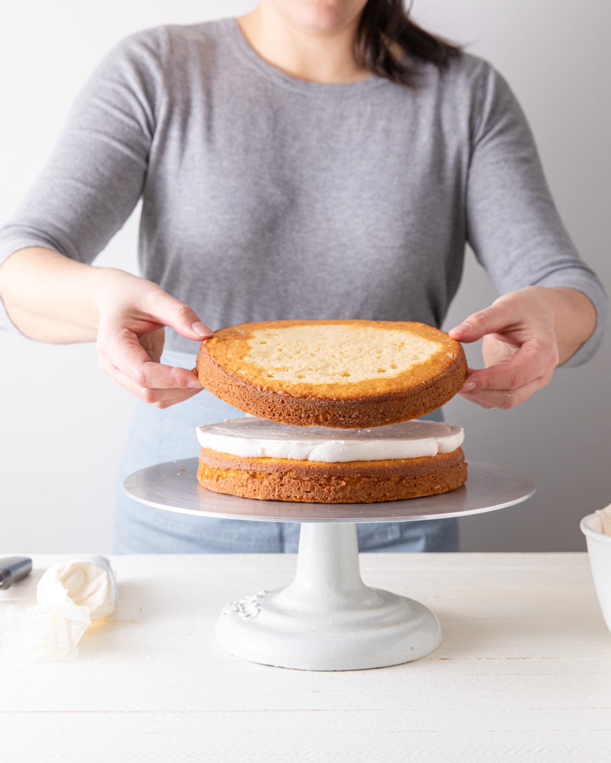 Stacking a cake on top of buttercream filling