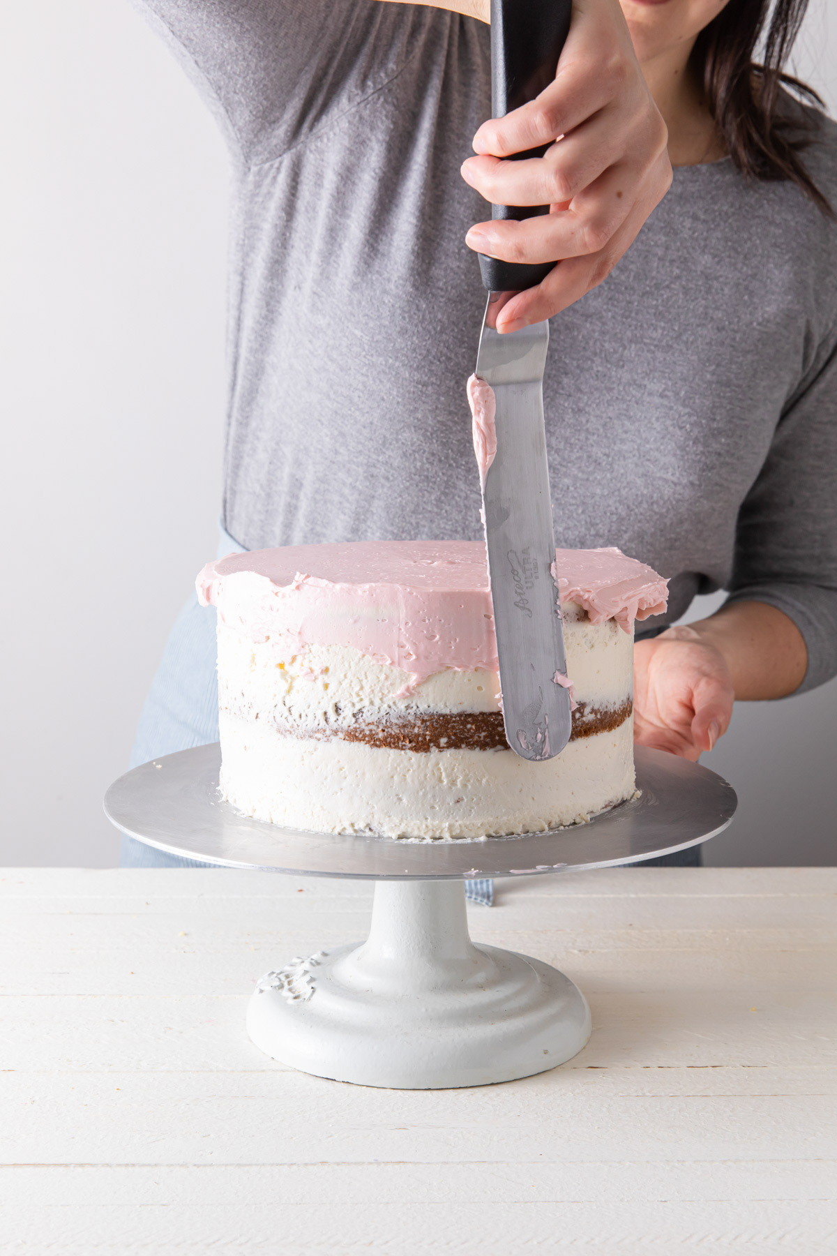 Frosting a cake with buttercream and an offset spatula