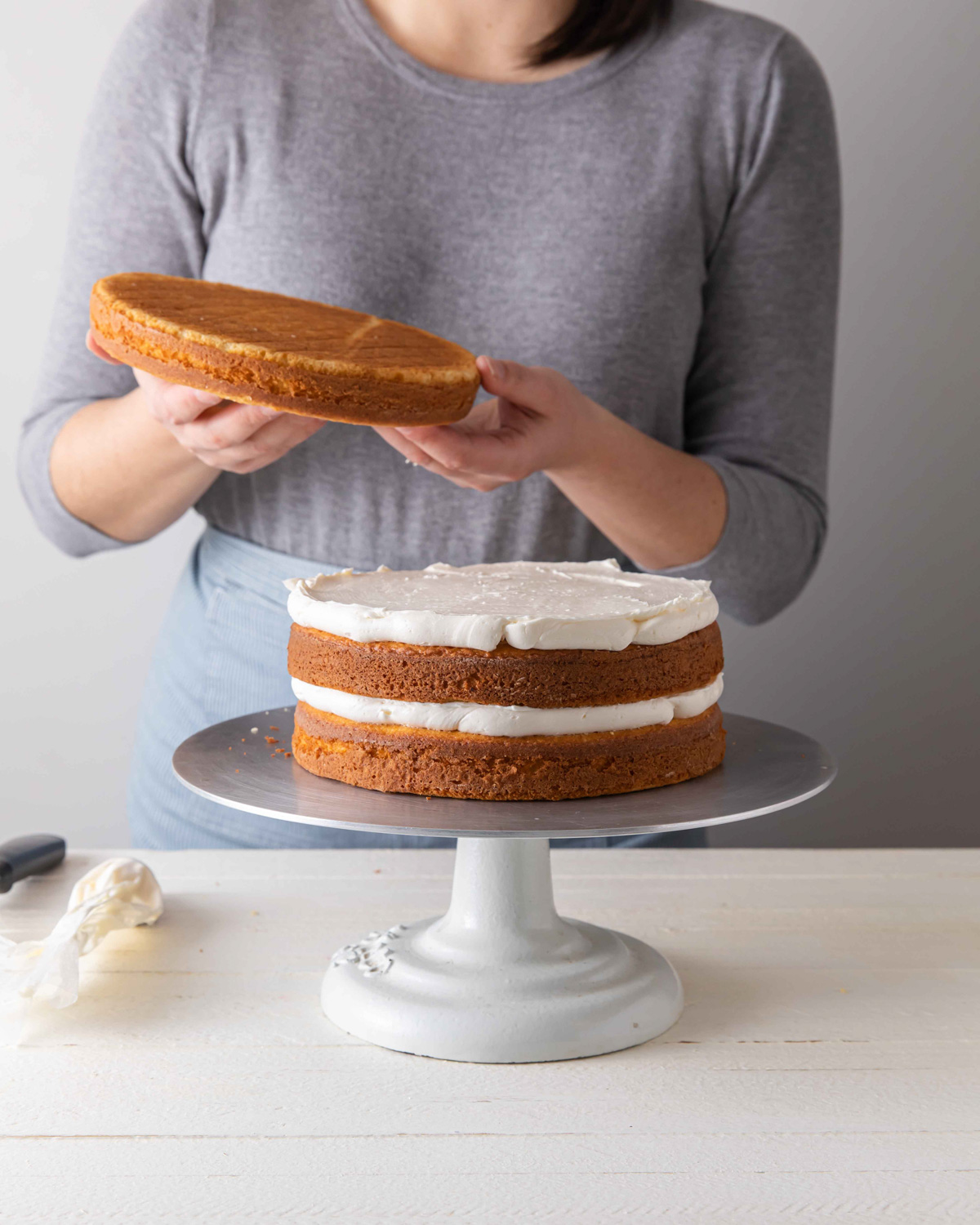 Filling and stacking a layer cake