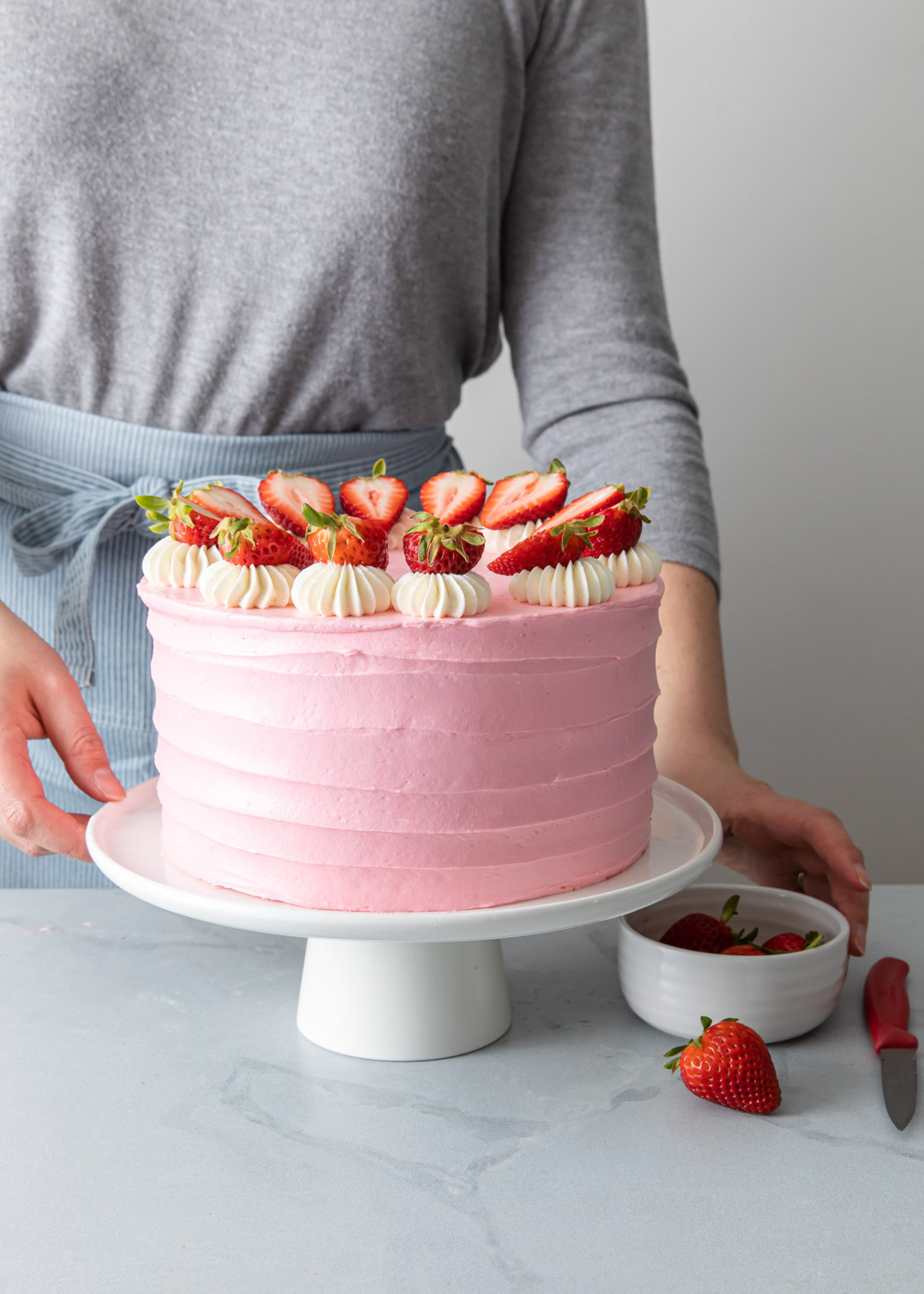 Preparing a three-layer strawberry cake
