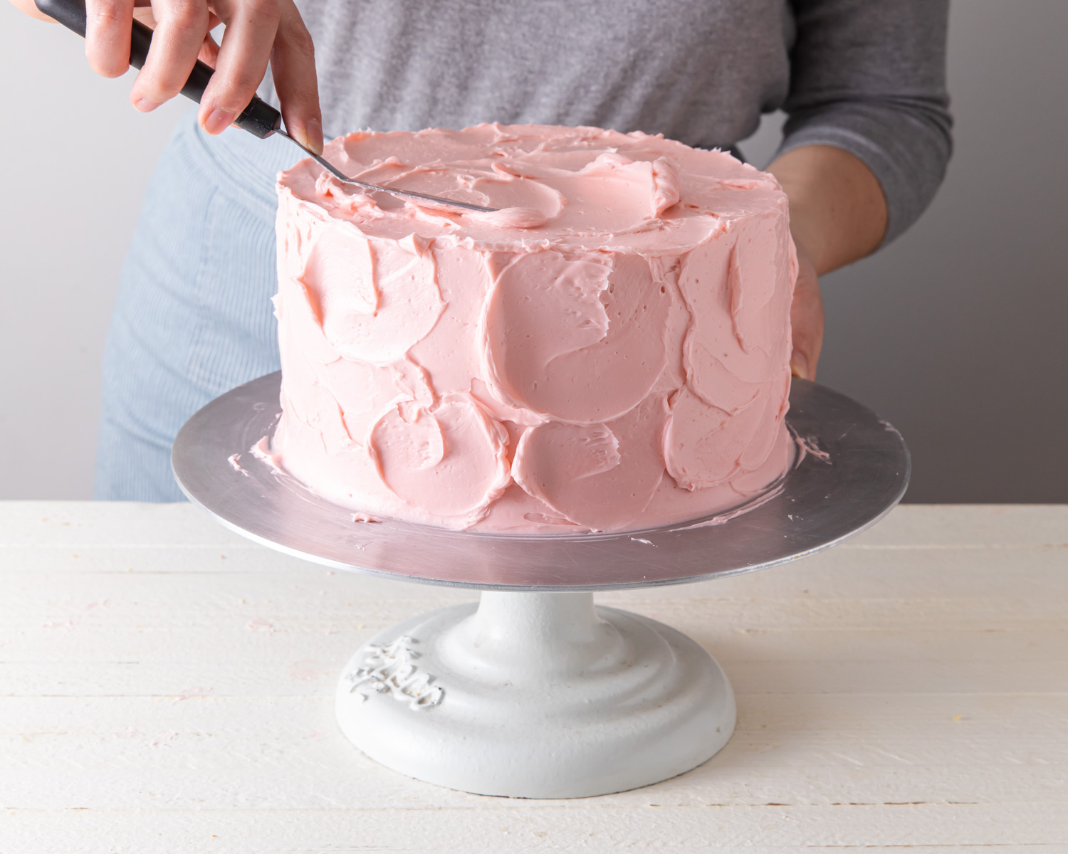 Making a rustic buttercream cake with an offset spatula