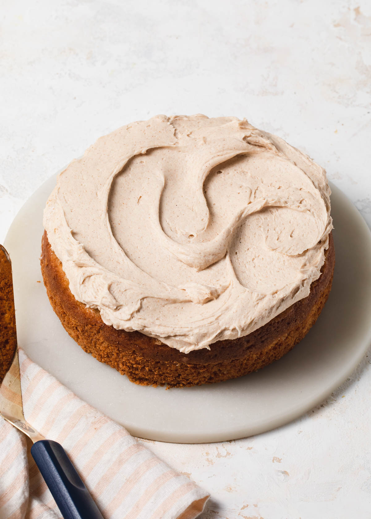 Filling pear cake with cinnamon buttercream